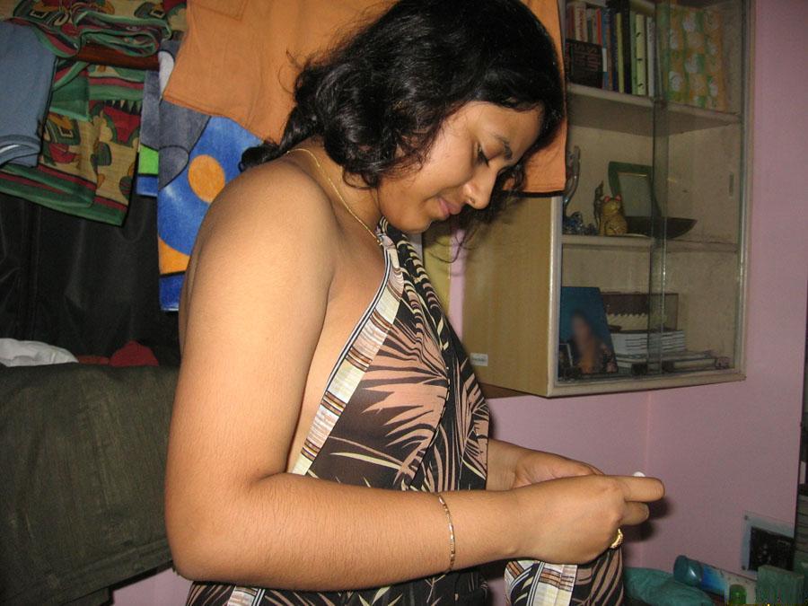 Bhabhi Ki Nangi Photo In Sari Showing Nude Body