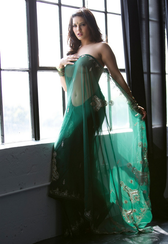 Cleaning The Window Of Sunny Leone Xxx - Sunny Leone XXX Photo In A Green Sari Showing Boobs