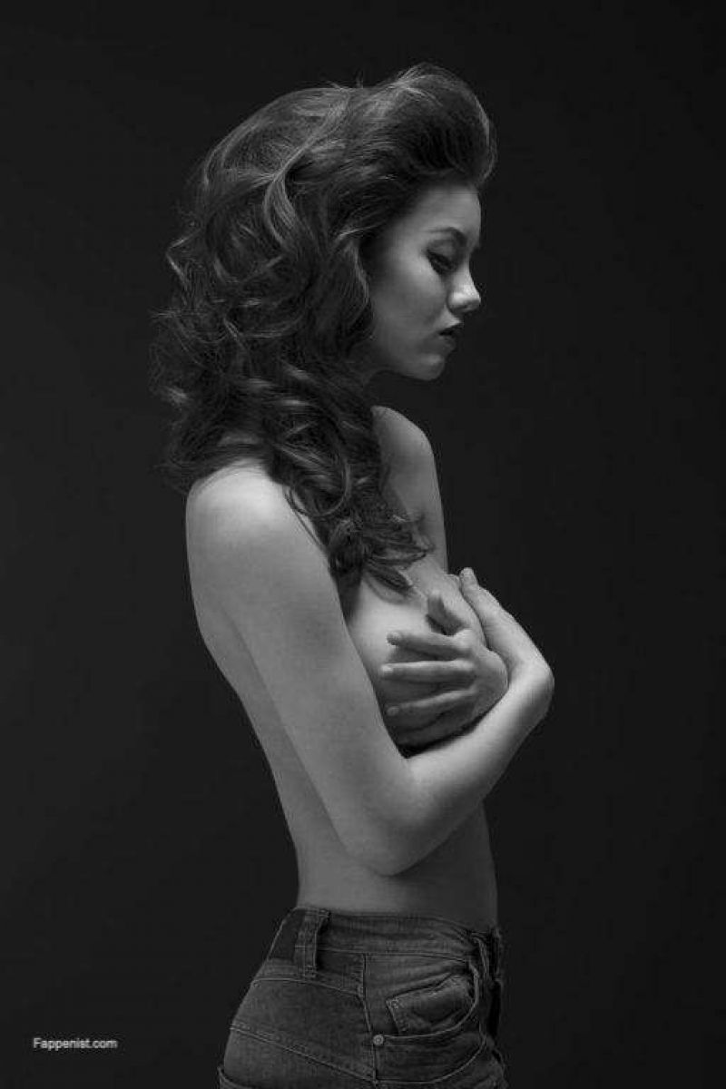 Nicola Cavanis Nude Sexy Photos
